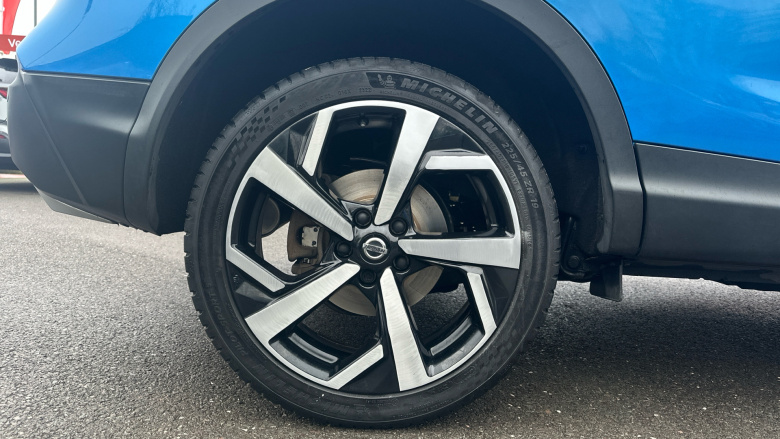 Nissan Qashqai 1.3 DiG-T N-Motion 5dr Petrol Hatchback